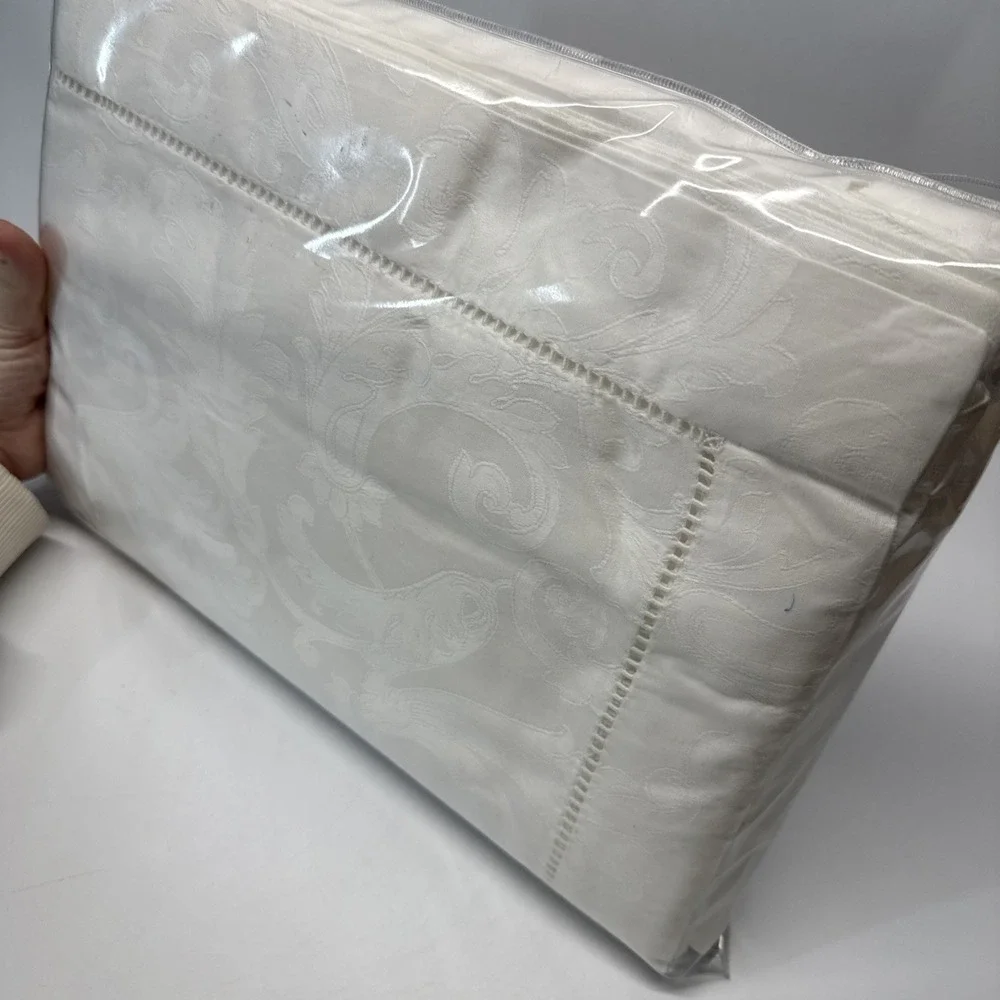 Sferra Acanthus Tablecloths Gold & White Oblong 70